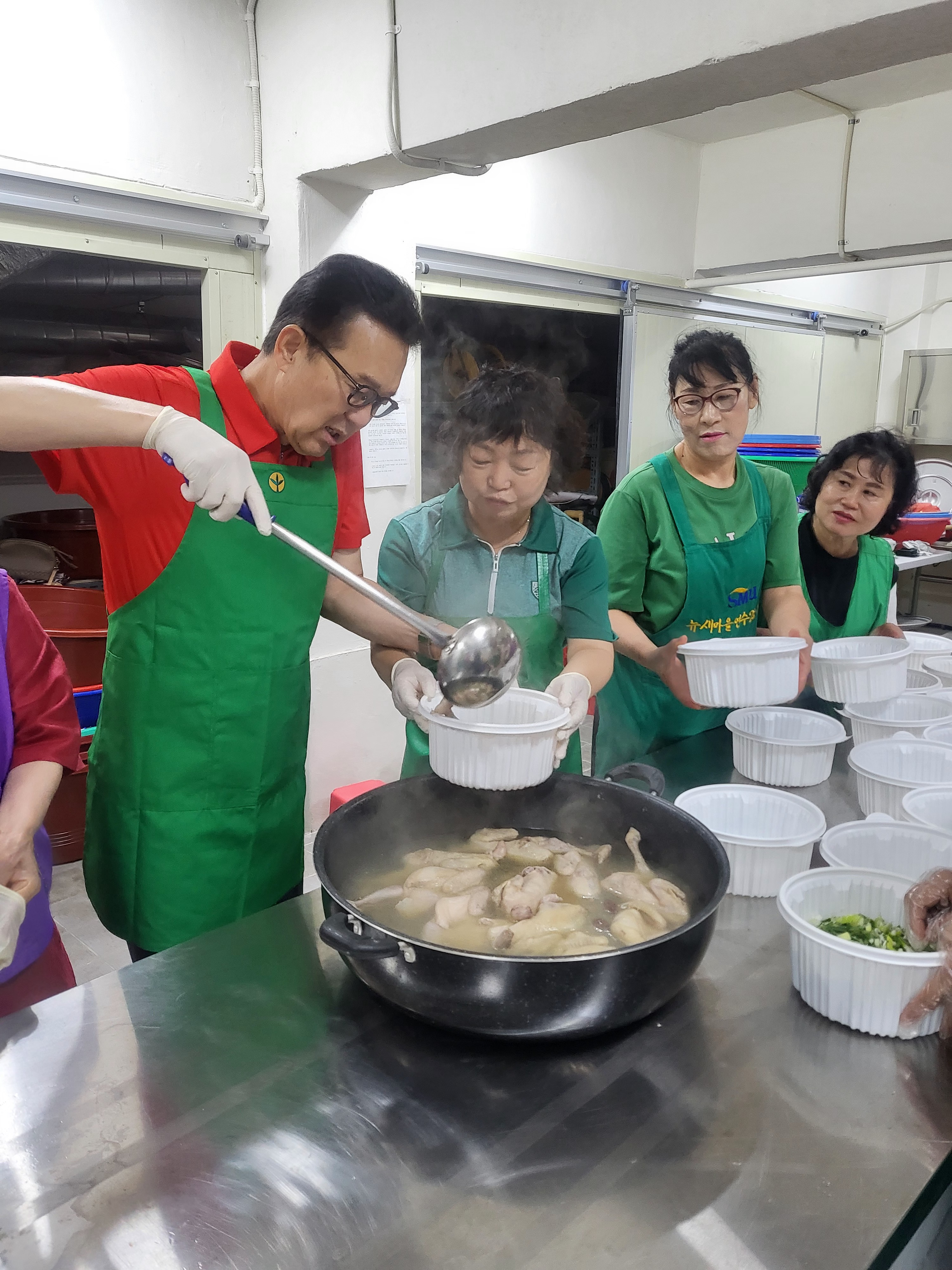 연수구에서 무더위에 취약한 지역 내 저소득층과 홀몸 어르신들을 위한 삼계탕 나눔 행사 등이 연이어 열리며 이웃사랑을 실천하고 있다